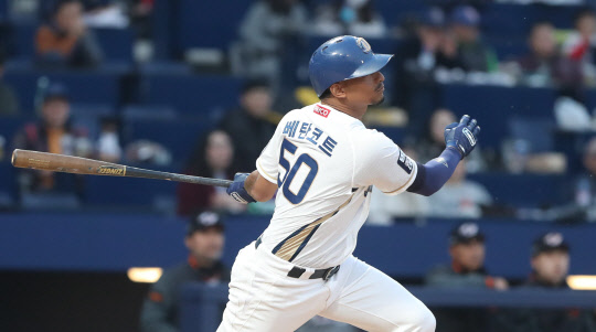 2019시즌 KBO리그 첫 홈런의 주인공은  NC의 새 외국인 선수인 크리스티안 베탄코트(28)다. 사진은 시범경기에 나선 베탄코트의 타격 모습.연합뉴스